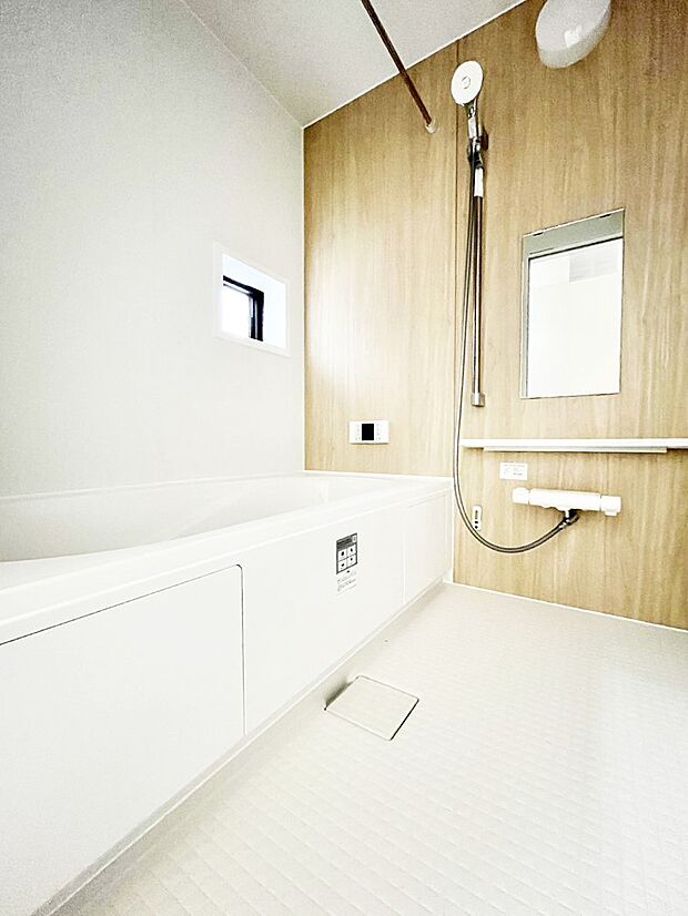 ~Bath Room~ 落ち着いた雰囲気の浴室で明日に向けてリフレッシュ。浴室乾燥機能も付いているので隣の洗濯機置き場で洗い上がった洗濯物を、雨の日も天気を気にせず乾燥させることも可能です。