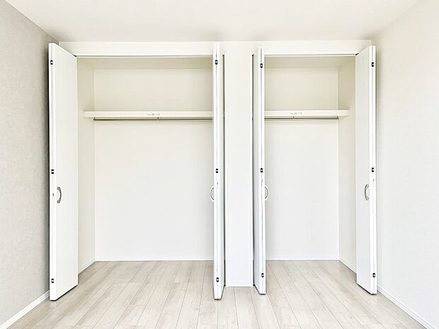 ~Closet~ 壁面クローゼットがあればタンスを置く必要がなく、出っ張りのないスッキリ空間を維持できます。限られたスペースを有効に活用できそう。季節の衣類や趣味の品などたっぷり収納出来ますね♪