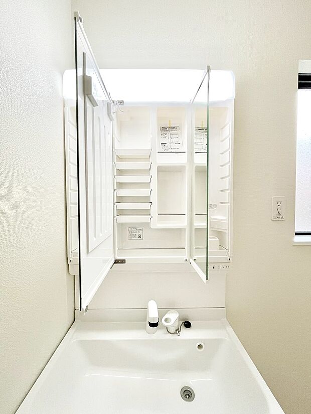 三面鏡の裏に、化粧品や衛生用品などを収納可能。洗面台をすっきりと保ちます!