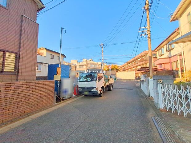 〜Exterior〜　前面道路：東 4.96m 公道、北 4.84m 公道　住宅地になっているので車量も少なく、静かな立地です。子育て環境も良好です♪♪周辺環境もあわせてご案内させて頂きます。