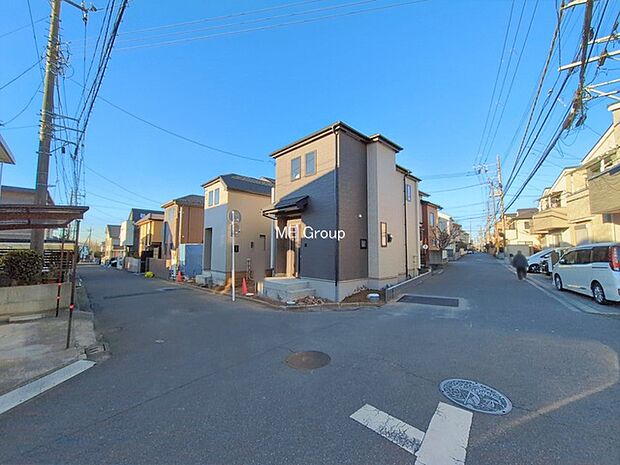 〜Exterior〜　前面道路：東 4.96m 公道、北 4.84m 公道　住宅地になっているので車量も少なく、静かな立地です。子育て環境も良好です♪♪周辺環境もあわせてご案内させて頂きます。