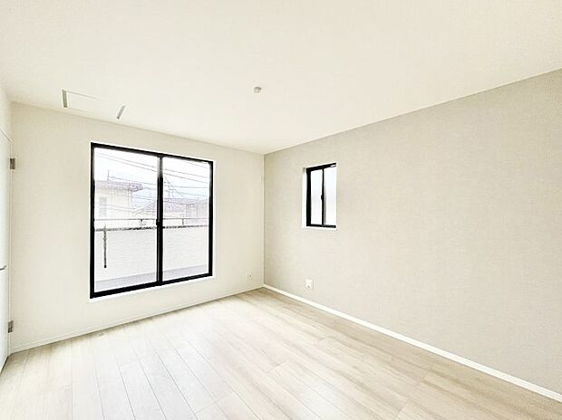 ~Bed Room~ バルコニーからの採光で朝もスッキリ目が覚めそうですね!穏やかな光が差し込む室内には、穏やかな時間が流れます。休日には、落ち着いた空間で自分の趣味を楽しむのはいかがですか。