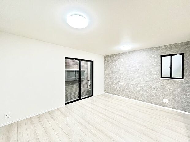 ~Living~ 家族の食事や団らんのほか、子どもを遊ばせたり、友人を招いたりするLDKは住まいの中心。長時間過ごす場所だから、その空間は住まい全体の居心地を左右します。