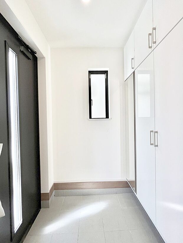 ◆B号棟◆～Entrance～　家の中でお客様を迎える最初の場所である玄関は、家の印象そのものです！豊富な玄関収納で、常に綺麗に保つことが出来ます♪玄関にはたっぷり収納の下駄箱を完備！