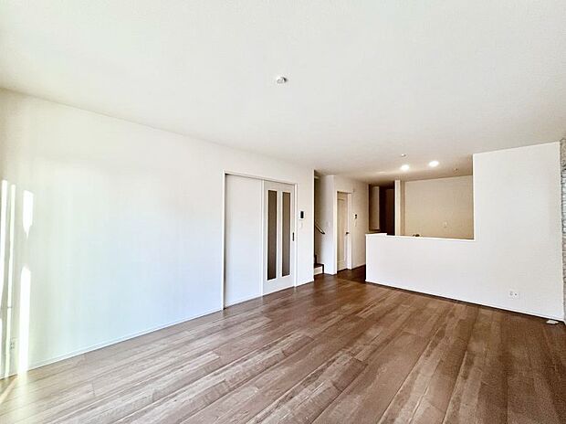 ◆B号棟◆～Living～　リビングに階段のある間取りです♪家族のコミュニケーションがスムーズに取れますね♪ゆとりある暮らしと心地よい住環境が紡ぐ贅沢な時間をご家族みんなでお過ごし下さい。