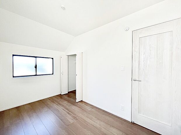 ◆B号棟◆~Bed Room~ マンションと違い部屋数が多いのが戸建てのメリットです。ご家族が増えたことで手狭に感じていた住まいも戸建てでは各居室プライバシーを保つことができます。