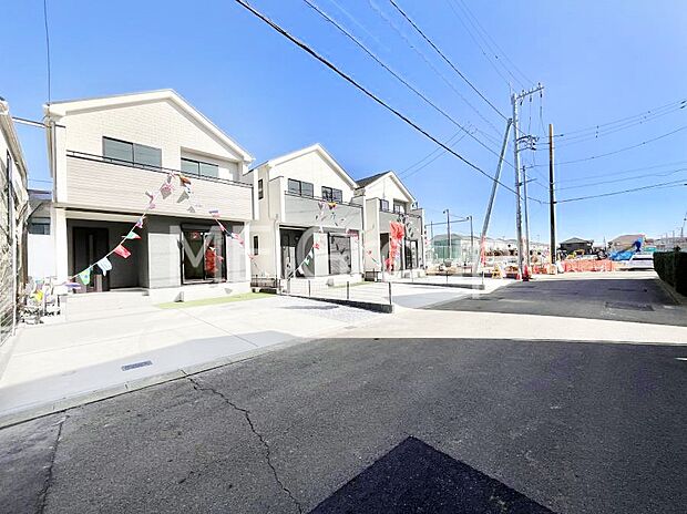 ~Exterior~ 前面道路:南 6.01m 公道 前面道路は閑静な住宅地をはしる車通りの少ない道路。駐車の出し入れもらくらくです!ご不明点・現地見学のご希望は、お気軽にお問い合わせください!