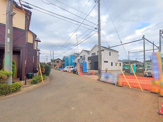 〜Exterior〜 前面道路:南 6.01m 公道 前面道路は閑静な住宅地をはしる車通りの少ない道路。駐車の出し入れもらくらくです!ご不明点・現地見学のご希望は、お気軽にお問い合わせください!