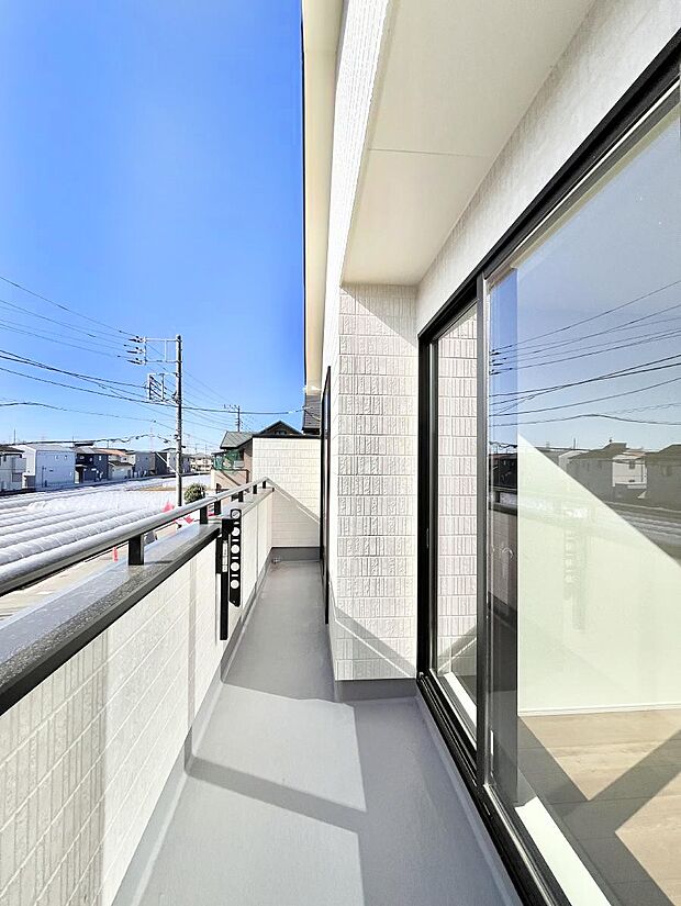 ゆったりバルコニーだから沢山お洗濯ものを干せます。