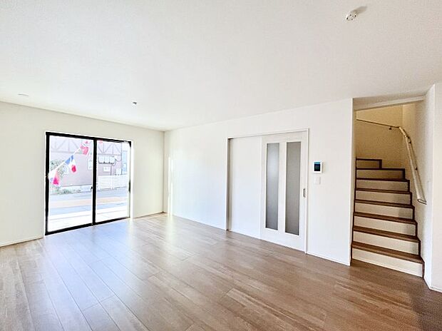 「ただいま」「おかえり」家族とのコミュニケーションが深まるリビングイン階段があります。