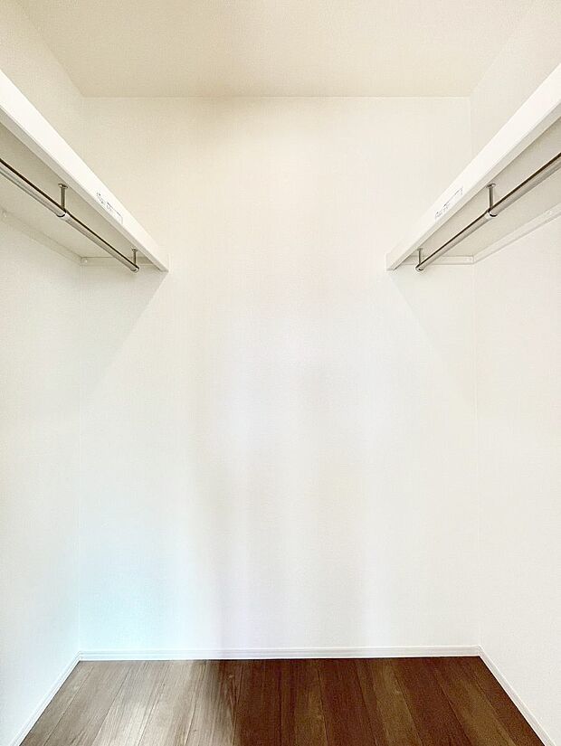 ◆B号棟◆～Walk-in Closet～　たくさんの洋服をかけてもシワになりにくいウォークインクローゼット。洋服以外にも、普段使わない家電やスーツケース、ストック品など何でも片付く嬉しい空間です。