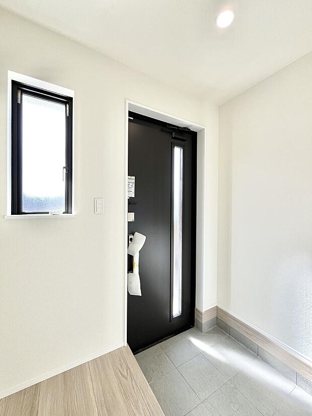 ◆A号棟◆~Entrance~ 玄関は家の顔といわれますが我が家のセンスをさりげなく感じさせる魅力ある玄関造りも楽しみの一つ。帰宅する度に家族がほっとできる心地よい空間造りも大切ですね♪