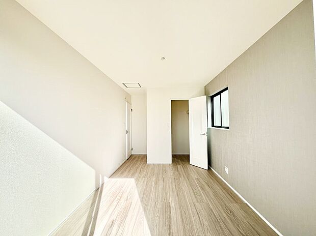 ◆A号棟◆~Bed Room~ 「今日も一日お疲れ様」とご夫婦でゆったりくつろげる寝室。毎日の家事やお仕事に疲れた日はフカフカのベットで癒されてください。本棚をおいても快適な広さが自慢♪