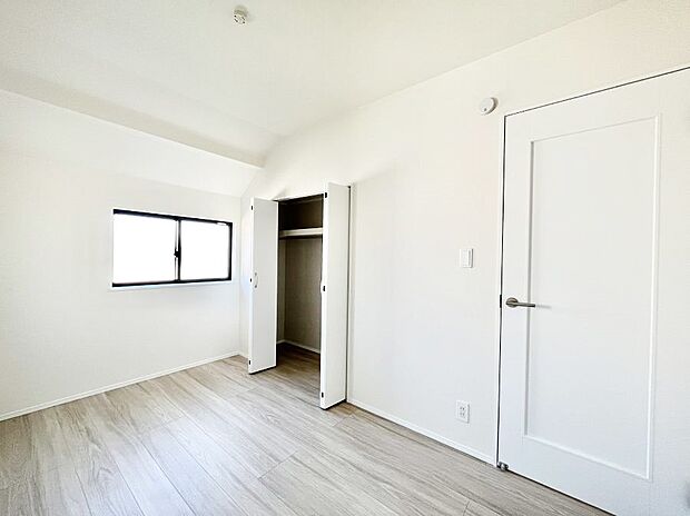 ◆A号棟◆~Bed Room~ 子供部屋はお子様にとって大変重な役割があります。子供一人で過ごす空間を与えることで、宿題や勉強時間も自然と増えまた自ら部屋の片付けや掃除なども促すことに繋がります。