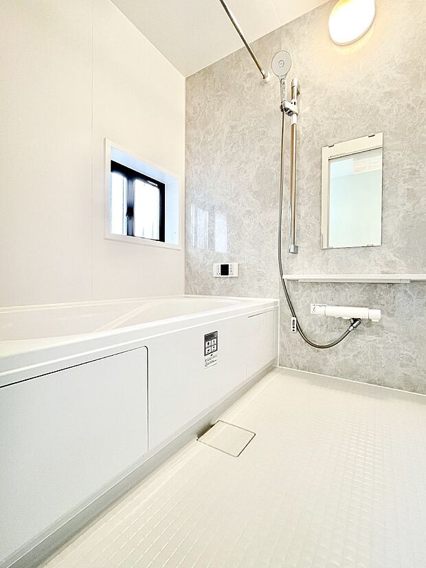 ◆A号棟◆~Bath Room~ 足を伸ばして入浴することが可能!一日の疲れを癒す貴重なバスタイムです。お子様とご一緒でも十分な広さなので、リビングとは違った家族団欒のひと時をお楽しみいただけます。