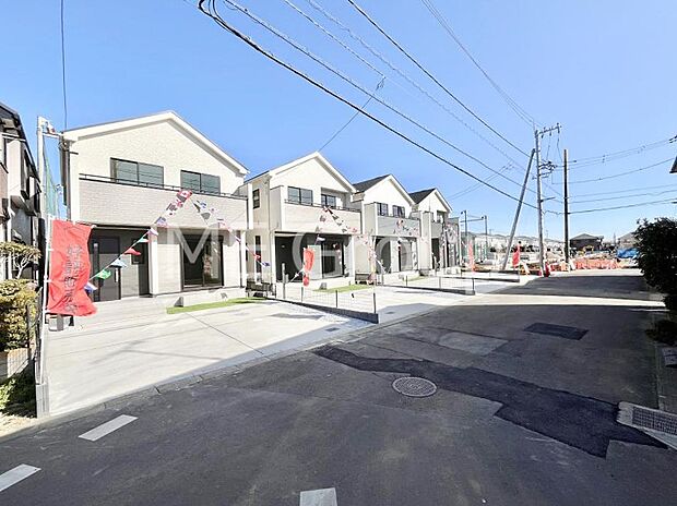 ~Exterior~ 前面道路:南 6.01m 公道 前面道路は閑静な住宅地をはしる車通りの少ない道路。駐車の出し入れもらくらくです!ご不明点・現地見学のご希望は、お気軽にお問い合わせください!