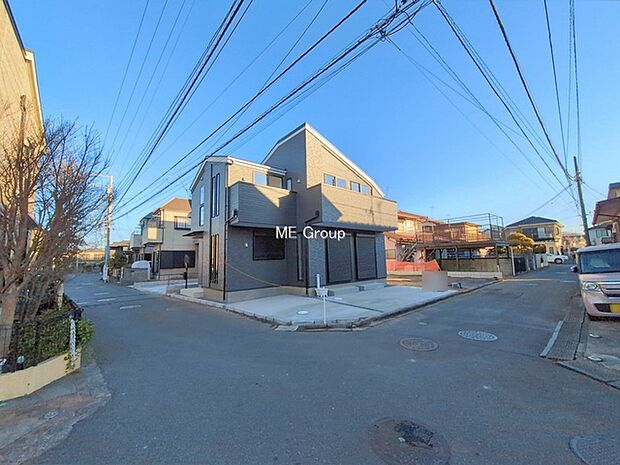 〜Exterior〜　前面道路：南 4m 私道、西 4m 公道　低層の一戸建てを中心とした街並みが整然と続き、周辺は高い建物が建っていないので、緑の多い閑静な趣を感じる環境です。