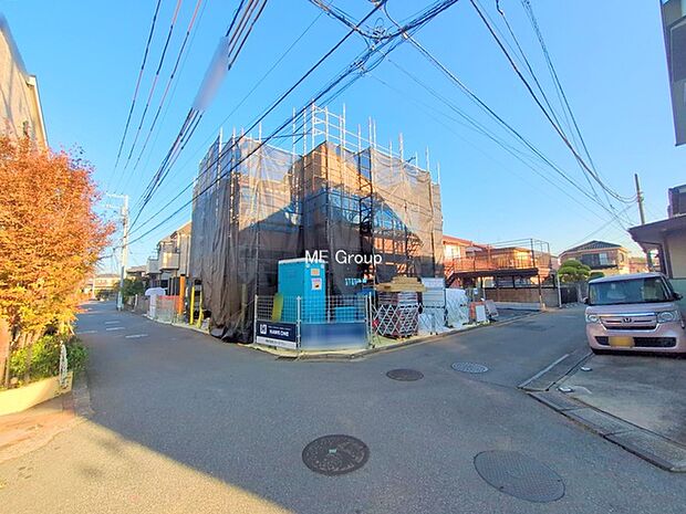 〜Exterior〜 前面道路:南 4m 私道、西 4m 公道 低層の一戸建てを中心とした街並みが整然と続き、周辺は高い建物が建っていないので、緑の多い閑静な趣を感じる環境です。