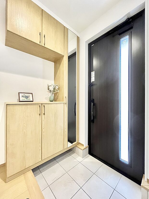 〜Entrance〜家の出入りで毎日使用するのが玄関。滞在時間は短くても、玄関の印象は家の第一印象を左右すると言っても過言ではありません。  オシャレなドアから明るい光が入ります♪