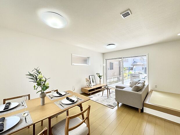 〜Living〜　家族の食事や団らんのほか、子どもを遊ばせたり、友人を招いたりするLDKは住まいの中心。長時間過ごす場所だから、その空間は住まい全体の居心地を左右します。