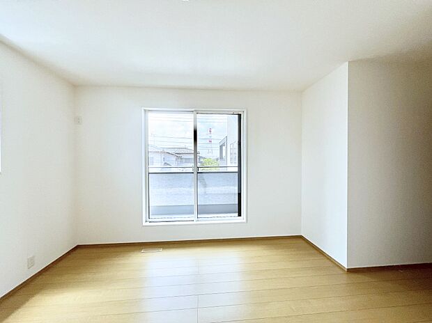 〜Bed Room〜　バルコニーからの明るい日差しが差し込みます。柔らかい自然光で朝目覚める暮らしが送れるだろう。また、機能的な収納を配置して、片付いた空間も実現出来そう。