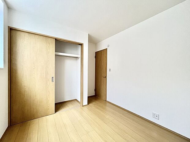 〜Bed Room〜　木の温もりがやさしいフローリングは安らぎをもたらすプライベート空間。明るめのフローリングですので、壁紙ともマッチし、お部屋を更に広く見せてくれる効果も。