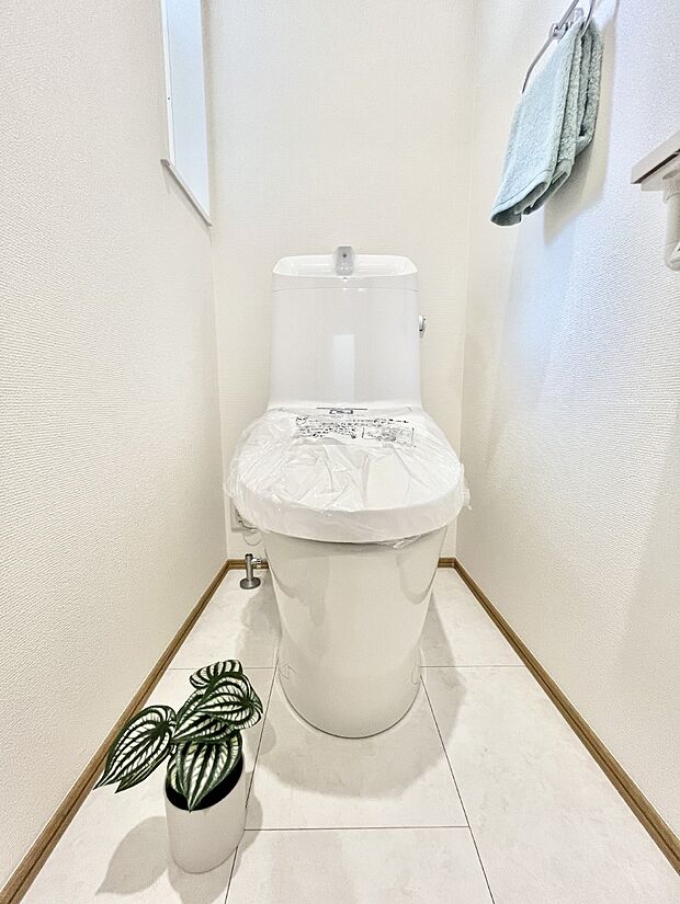 〜Toilet〜　綺麗・スッキリ・快適なウォシュレット付トイレでくつろげる空間です。トイレは毎日使わざるを得ないもの。いつも清潔を保ちたいですね。トイレが2ヶ所あるので朝の混雑時に便利です！