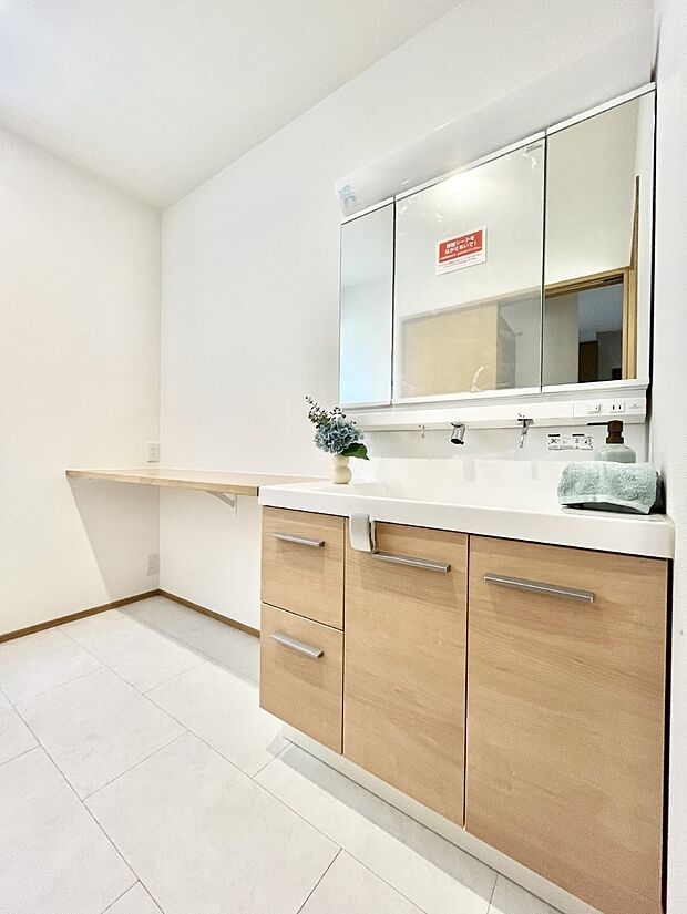 〜Dressing Room〜　明るく清潔感溢れるパウダールーム。毎日使う場所だからこそ、快適な空間となっております。シャンプードレッサーを採用しておりますので、朝シャンも手軽に出来ます。