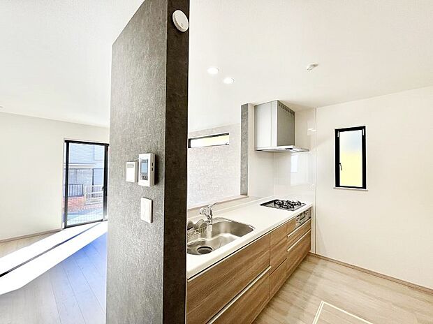 〜Kitchen〜  リビングが見渡せるカウンターキッチン。  料理をしながら家族とコミュニケーションをとれるだけでなく、大きな開放感も得ることができます。  お子様の成長も感じることができますね！