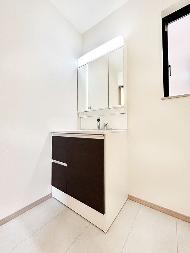 〜Dressing Room〜  清潔感溢れる色合いで統一されていると、スッキリと整った印象をうけます。  鏡の裏にはたっぷりと収納スペースを標準装備！  水廻りは、シンプルかつ機能性を重視して。