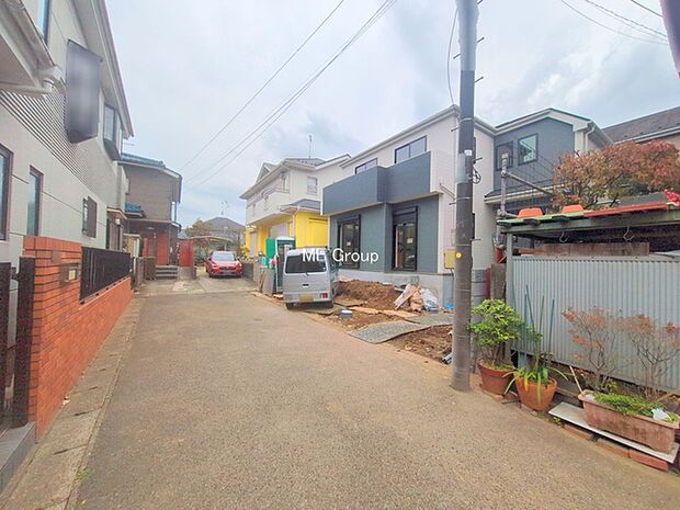 〜Exterior〜　前面道路：南東 4.5m 私道　前面道路は閑静な住宅地をはしる車通りの少ない道路。駐車の出し入れもらくらくです！ご不明点・現地見学のご希望は、お気軽にお問い合わせください！