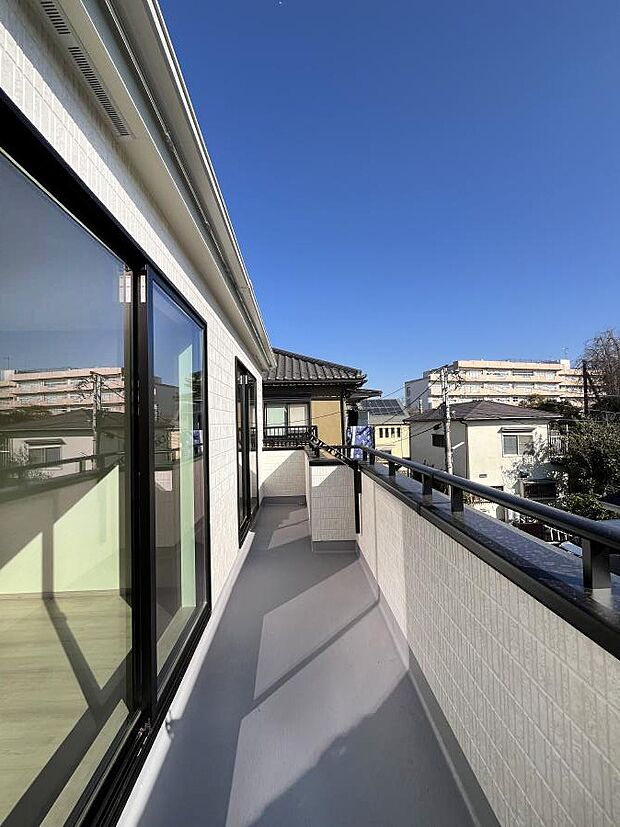 〜Balcony〜　南向きのバルコニーの前には雲以外に太陽を遮るものがありません。お洗濯物も乾きやすく、何より明るく気持ちのいい光が入ってきます。使いやすく開放的なバルコニーです♪
