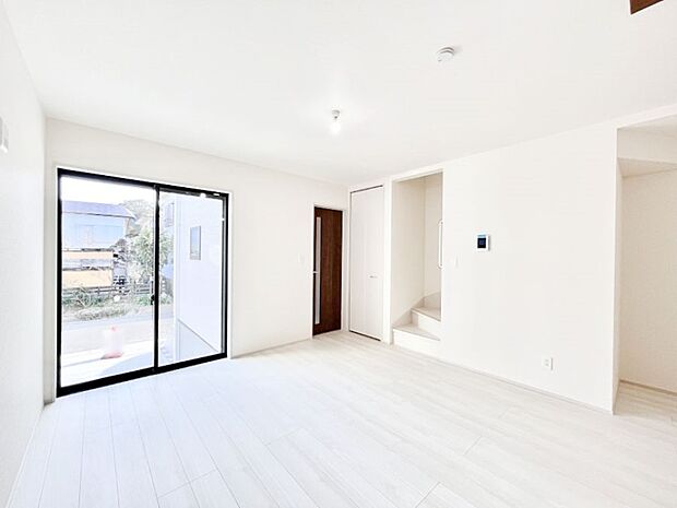 明るい陽光が注ぎ、寛ぎの雰囲気に満たされるリビングダイニング