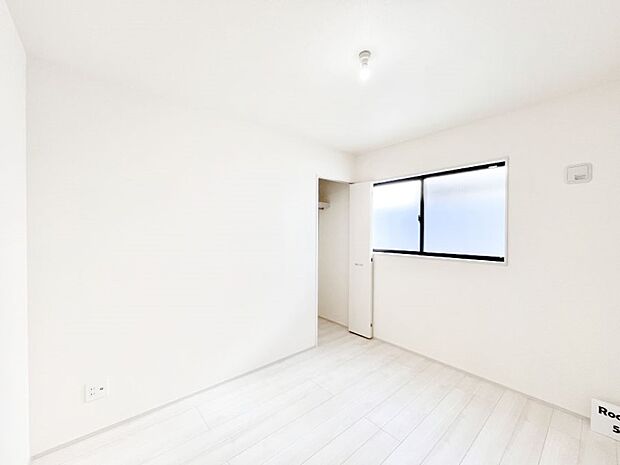 お子さまのお部屋としても!衣類の整理整頓に便利なクローゼット付きの洋室。