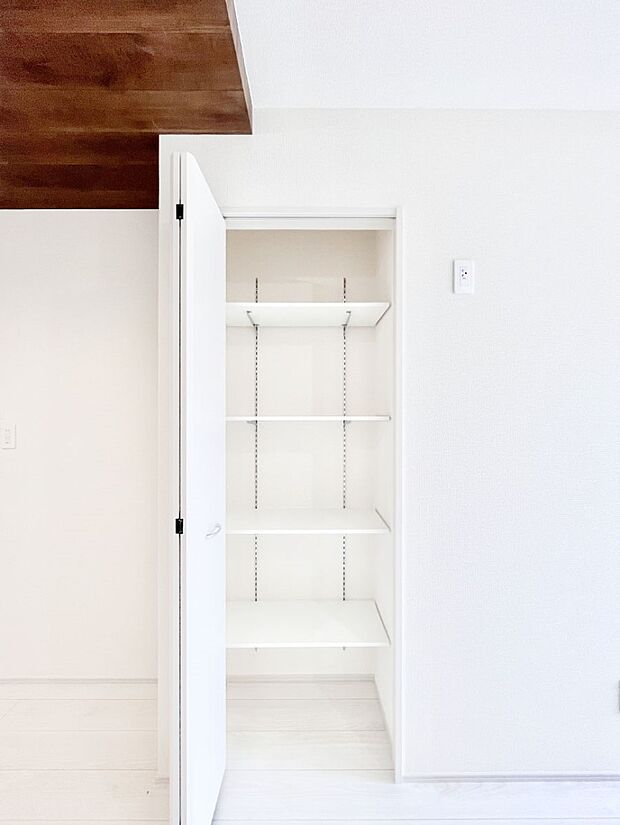 可動棚付きのパントリーで食品や日用品のストックもスッキリ見やすく収納できます!