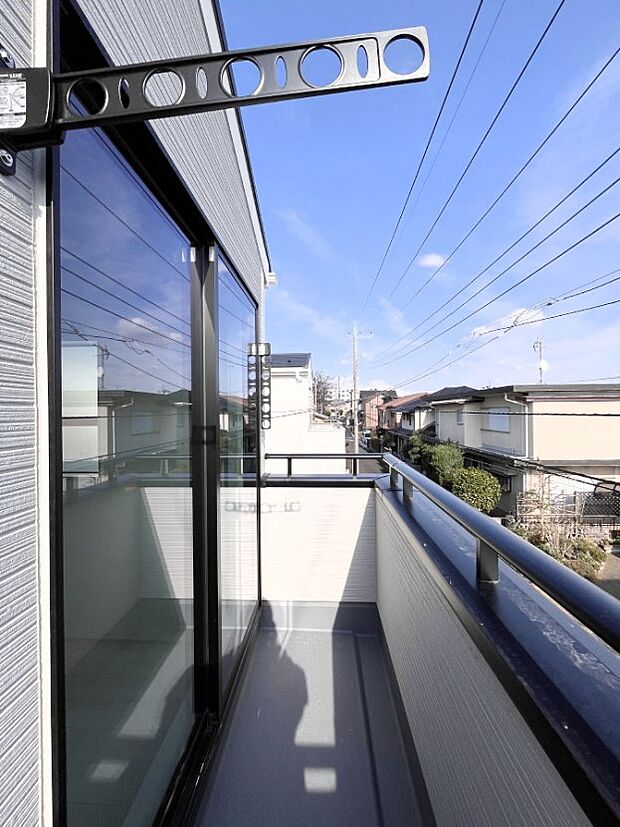 暖かな陽光が降り注ぐバルコニーはお洗濯におすすめ。爽やかな風も心地よいです。
