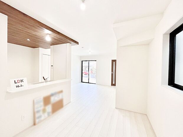 家族の笑顔が自然と生まれてくる、そんな雰囲気のダイニングに仕上がっています。