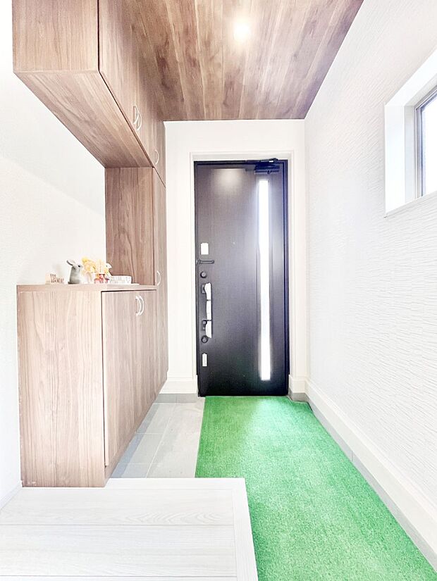 上質な空間でお出迎え!天井には木目調の軒天材を使用したアクセントクロスを使用。