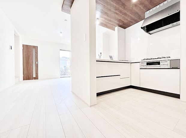 ご家族の会話弾む対面キッチン。お料理中のパパママもご家族と過ごす時間が増えそう!