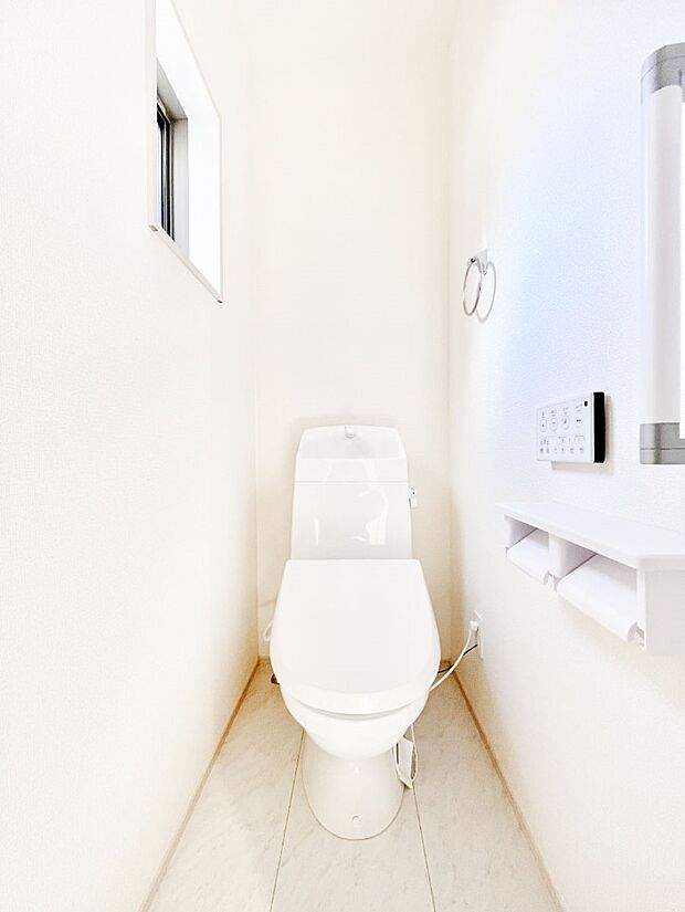 清潔感あるシャワートイレ。小窓から光が注ぎ込みます!