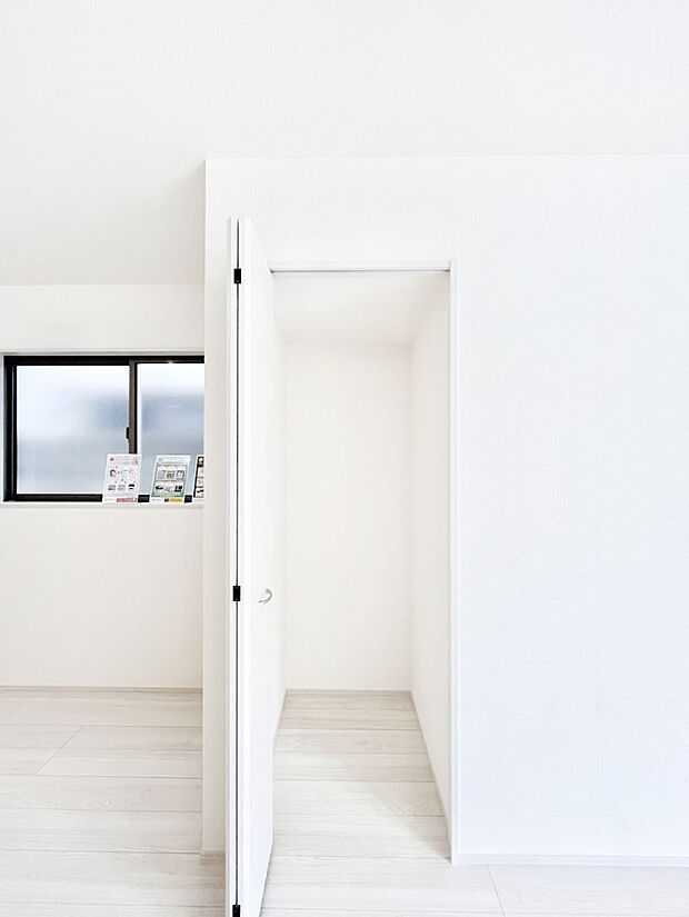 物が溢れがちな家族共有の小物や日用品などをたっぷり収納できるリビング収納!