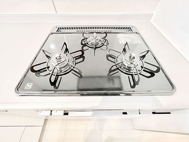 ガスコンロはSiセンサー搭載。火力調節や焦げ付き・消し忘れも防いでくれます。