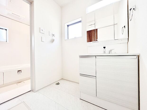 清潔感のある快適空間です。毎日の身支度も気持ち良くお使い頂けます!