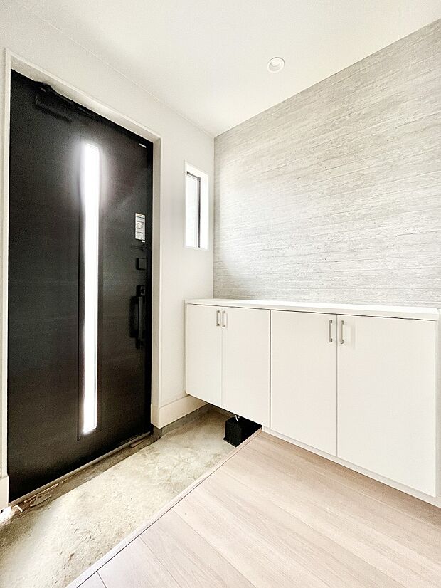 ~Entrance~ 家の中でお客様を迎える最初の場所である玄関は、家の印象そのものです!豊富な玄関収納で、常に綺麗に保つことが出来ます♪玄関にはたっぷり収納の下駄箱を完備!