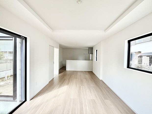 ~Living~ 飽きの来ないシンプルでおしゃれなLDK。大きな窓から日差しが差し込むので室内も明るく、家族の憩いの場としてピッタリです。開放感と日当たりの良さを是非ご覧ください!