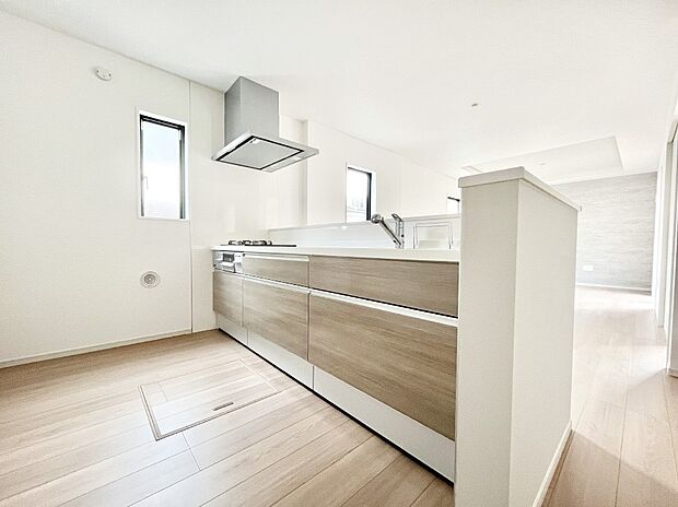 ~Kitchen~ 自然光が入る窓のあるキッチン☆毎日使う場所だからこそ、使い勝手を考慮しました。ゆったりとしたキッチンコーナーは質感豊かな仕上がりとなっております。