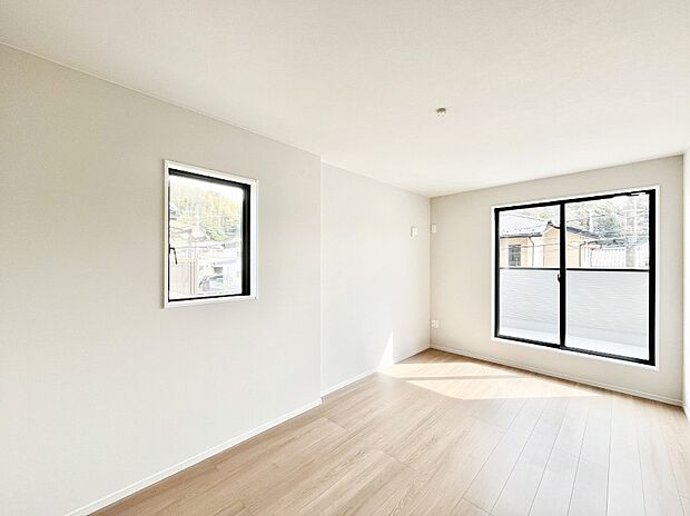 ~Bed Room~ 2面採光を確保した明るい室内は、風通しも良く、大変居心地の良い空間となっております。爽やかな風を感じて起きる朝は、快適生活の始まりに!日当たりや通風がとても良い住まい♪