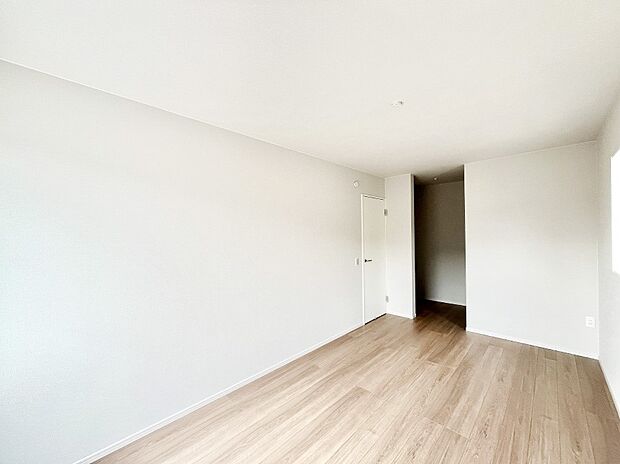 ~Bed Room~ 「今日も一日お疲れ様」とご夫婦でゆったりくつろげる寝室。 毎日の家事やお仕事に疲れた日はフカフカのベットで癒されてください。テレビや本棚をおいても快適な広さが自慢♪