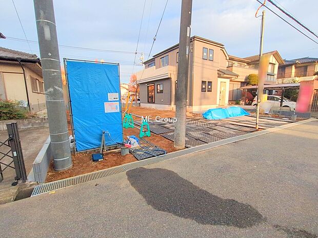 ◆B号棟◆〜Exterior〜 駐車場2台置けます!(車種による)自転車置き場や物置場として、お子様の遊ぶスペースとして、ゆとりある敷地だからこそ可能な多用途にご利用いただけるスペースです。