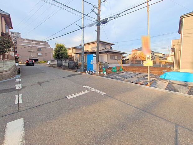 〜Exterior〜 前面道路:南東 6.01m 公道 前面道路は閑静な住宅地をはしる車通りの少ない道路。駐車の出し入れもらくらくです!ご不明点・現地見学のご希望は、お気軽にお問い合わせください!